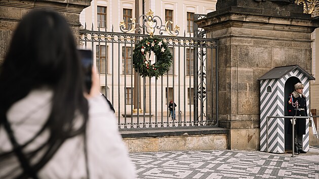 Bránu gigantů zdobí celkem osm věnců. (28. listopadu 2024)