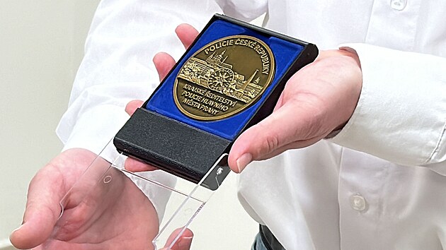 Muž, který zachránil desetiletou dívku před znásilněním jiným mužem na pražském Chodově, převzal metál od policie. (29. listopadu 2024)