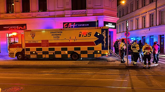 Několik jednotek hasičů zasahuje v Opatovické ulici v centru Prahy u úniku plynu. Na místě jsou také plynaři a policisté, kteří uzavřeli Opatovickou ulici a nejbližší okolí. (21. listopadu 2024)
