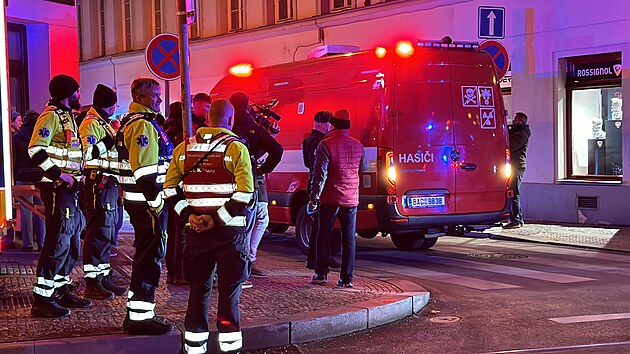 Několik jednotek hasičů zasahuje v Opatovické ulici v centru Prahy u úniku plynu. Na místě jsou také plynaři a policisté, kteří uzavřeli Opatovickou ulici a nejbližší okolí. (21. listopadu 2024)