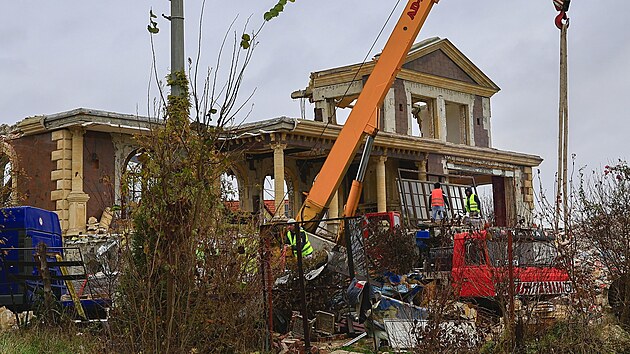 Bizarní vila v Rozdrojovicích u Brna jde k zemi. (listopad 2024)