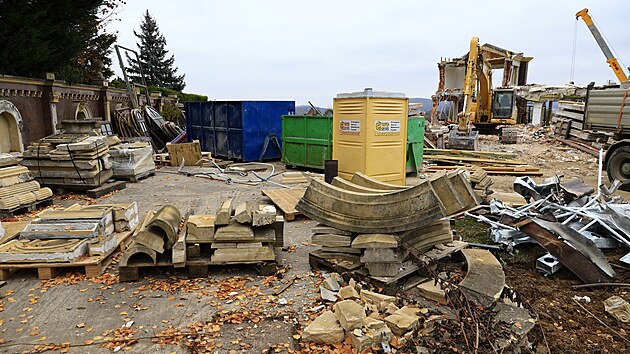 Bizarní vila v Rozdrojovicích u Brna jde k zemi. (listopad 2024)