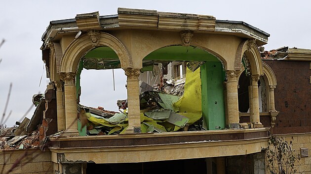 Bizarní vila v Rozdrojovicích u Brna jde k zemi. (listopad 2024)