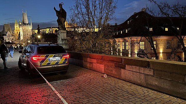Turista nepřežil pád z Karlova mostu v Praze. (27. listopadu 2024)