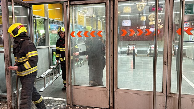 Na stanici Anděl linky metra B spadl do kolejiště člověk. (28. listopadu 2024)