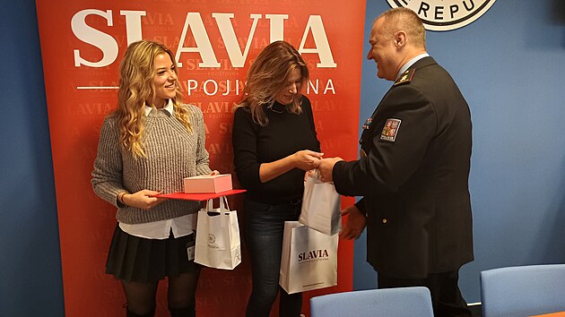 Ocenění Ztracená pomněnka za záchranu osmiletého autisty získala Aneta Dušková (vlevo). Převzala ho společně s matkou Gabrielou Valskou. (26. listopadu 2024)