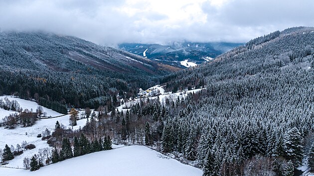 Pohled na zasněžené Jeseníky u Loučné nad Desnou.