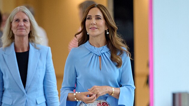 V podobných modelech, tedy v blůzkách a maxi sukních, se Mary jako královna ukazuje často.