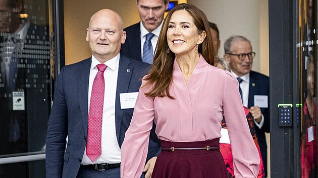 Aby postava vypadala souměrně, stačí blůzku zastrkat do sukně a pas zvýraznit opaskem.