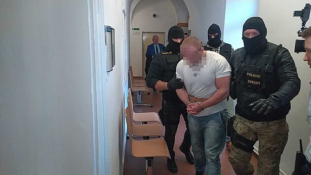 Soud rozhoduje o vazbě pro muže podezřelého z vraždy ženy v bytovém domě na Novém Hradci Králové. (28. listopadu 2024)