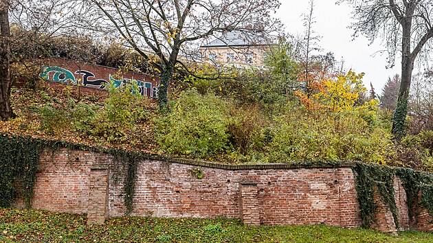 Na zásadní opravu severní terasy v Hradci Králové stále čekají. (19. listopadu 2024)