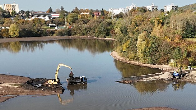 Bagrování nánosů v severní nádrži Rozkoše (1. listopadu 2024)