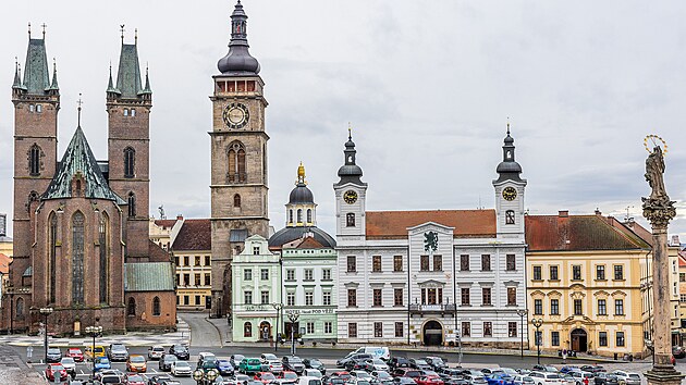 Auta parkují na hradeckém Velkém náměstí, mizí jen při výjimečných příležitostech. (18. listopadu 2024)