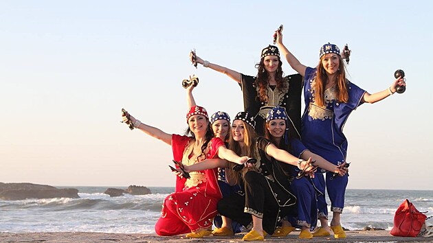 Taneční skupina Sahar se zaměřuje na orientální tance a folklor severní Afriky a Blízkého Východu.