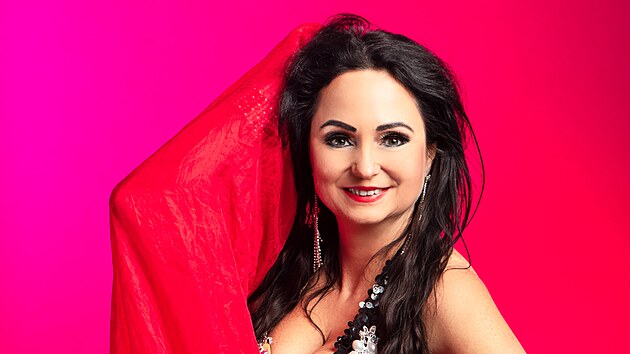 Orientální tanečnice Dana Minaříková si říká Sahar neboli Rozbřesk.