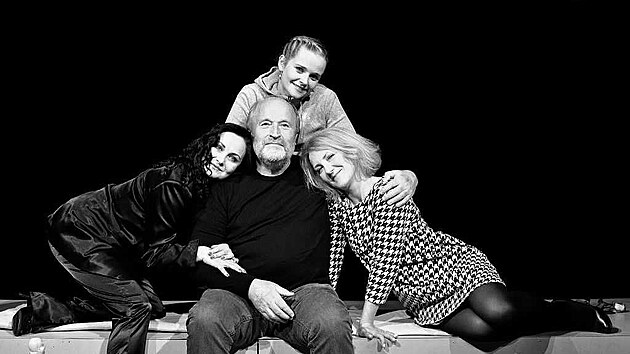 Žárlivost v Klicperově divadle měla premiéru v prosinci 2011. Režisér Pavel Krejčí a tři protagonisky Kamila Sedlárová, Kristýna Kociánová a Martina Nováková.