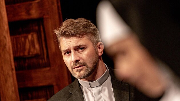 Drama Johna Patricka Shanleyho Pochyby v režii Pavla Krejčího řeší obvinění kněze ze zneužití dítěte. Na snímku Josef Pejchal. (2020)