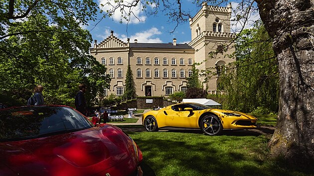 Zámek Chyše je častým cílem i pro milovníky historických a sportovních vozů. V letošním roce zde měl zastávku například závod Prague Carsbad Pupp Classic, a konalo se i setkání milovníků automobilů značky Ferrari.