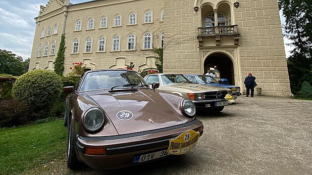 Zámek je častým cílem i pro milovníky historických a sportovních vozů. V letošním roce zde měl zastávku například závod Prague Carsbad Pupp Classic (na snímku), a konalo se i setkání milovníků automobilů značky Ferrari.