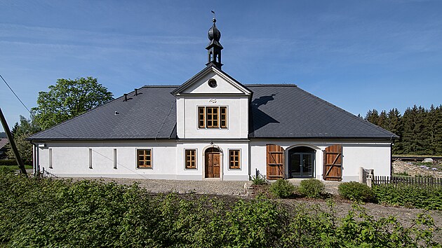 Zásluhou osvíceného investora je z ní dnes skvěle zrekonstruovaná galerie českého skla.
