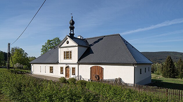 Při práci vycházeli architekti studia Cuboid Architekti z dochovaných původních plánů. Podle nich obnovili symetrickou kompozici stavby, inspirovali se při obnově fasády a doplnili zaniklou zvoničku.