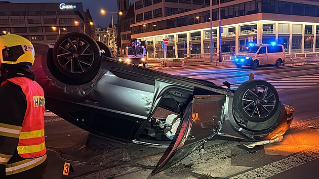 Opilý muž nezvládl řízení, narazil do svodidel a následně převrátil auto na střechu. (30. listopadu 2024)