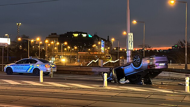 Opilý muž nezvládl řízení, narazil do svodidel a následně převrátil auto na střechu. (30. listopadu 2024)