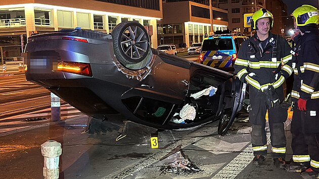 Opilý muž nezvládl řízení, narazil do svodidel a následně převrátil auto na střechu. (30. listopadu 2024)