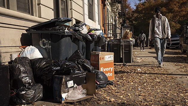 Přeplněné popelnice v ulicích New Yorku