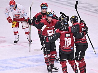 Hokejisté Sparty se radují z gólu proti Hradci Králové. Hokejisté Sparty se radují z gólu proti Hradci Králové.