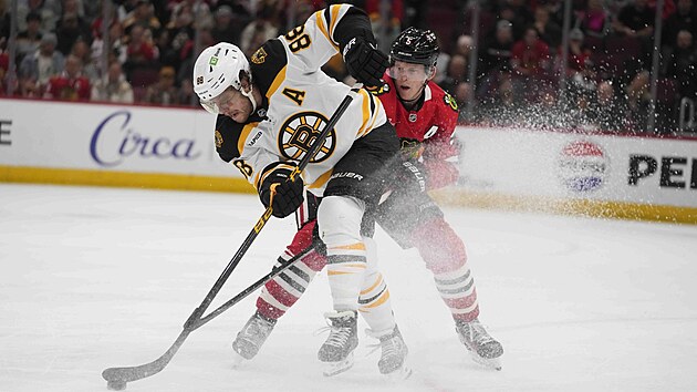 David Pastrňák z Bostonu (vlevo) a Connor Murphy z Chicago.