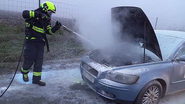 V pondělí okolo osmé ráno hořelo osobní auto na 214. kilometru dálnice D1 ve směru na Brno. Hasiči dostali požár pod kontrolu po chvíli.