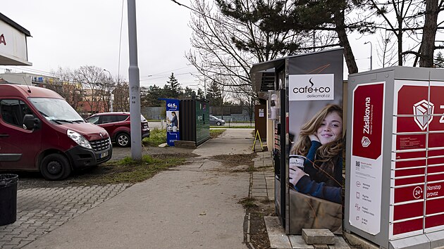 Mezi návrhy na zlepšení dopravního uzlu Stará osada patří snížení obrubníků, rozšíření nástupních ploch, vybudování zábradlí se zarážkou pro slepeckou hůl v těsné blízkosti tramvajové tratě nebo třeba zřízení šikmé rampy do přilehlé lékárny.