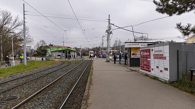 Mezi návrhy na zlepšení dopravního uzlu Stará osada patří snížení obrubníků, rozšíření nástupních ploch, vybudování zábradlí se zarážkou pro slepeckou hůl v těsné blízkosti tramvajové tratě nebo třeba zřízení šikmé rampy do přilehlé lékárny.