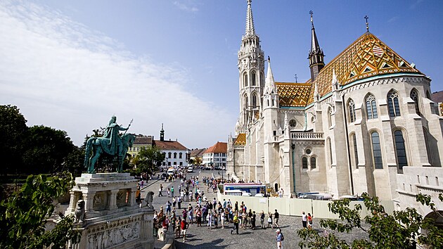 Praha v tipech zahraničních turistů stála hodně vysoko, ale po letech se už stala trochu okoukanou. Místo ní je teď vychvalována maďarská Budapešť. Proč? Má zámek, termální lázně, krásnou architekturu, parky a umělecké galerie. A je taky o dost lacinější než Praha.