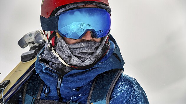 Bez brýlí lyžaři v lepším případě riskují podráždění očí a zánět spojivek, v tom horším i poškození zraku.