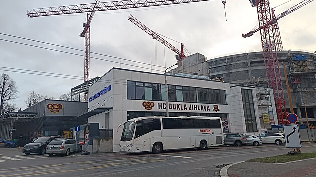 U nově stavěné Horácké multifunkční arény (v pozadí) se kvůli úsporám z projektu kancelářských prostor upustilo.