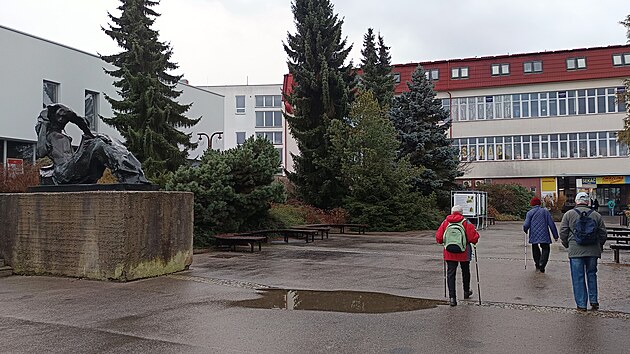 Socha Vysočina II od akademického sochaře Jiřího Marka by měla být v atriu zachována i po plánované revitalizaci.