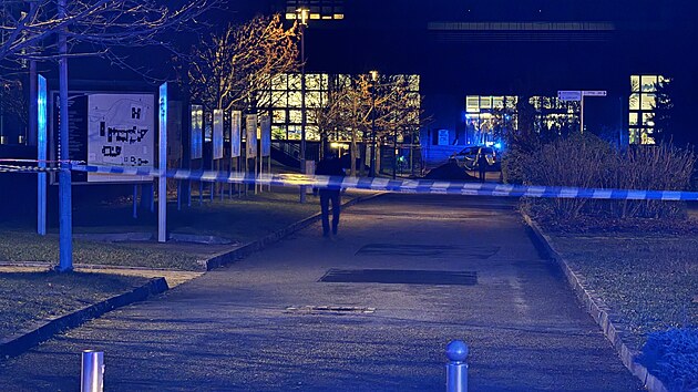 Policie uzavřela okolí Západočeské univerzity v Plzni (4. prosince 2024)