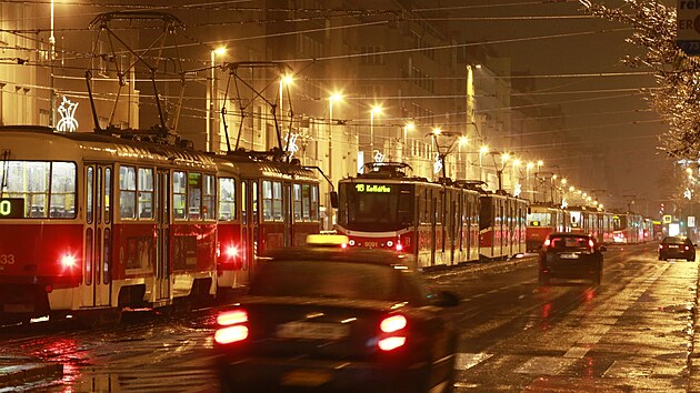 Zamrzla Praha, tedy hlavně tramvaje a vlaky. Tramvaje kvůli trolejím pokrytým ledovkou zůstaly stát v nekonečných kolonách. (1. prosince 2014)