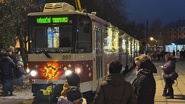 Do plzeňských ulic vyjela vánoční tramvaj. (1. prosince 2024)