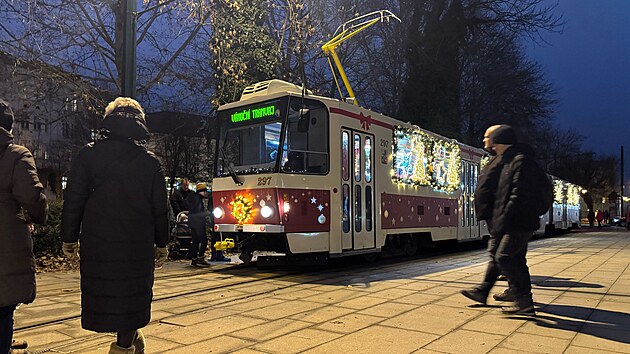 Do plzeňských ulic vyjela vánoční tramvaj. (1. prosince 2024)