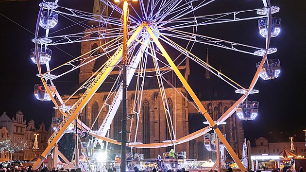 Na plzeňském náměstí Republiky opět září vánoční strom. (1. prosince 2024)