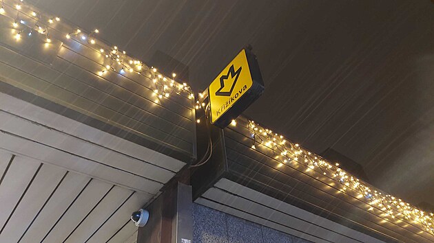 Letos poprvé je ozdobený také venkovní ochoz vestibulu stanice Křižíkova, kterou si DPP vybral jako první, protože je pojmenovaná podle Františka Křižíka, českého technika, vynálezce, průmyslníka a průkopníka elektrické tramvajové dopravy v Praze.
(1. prosince 2024)