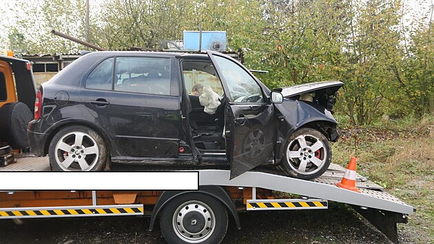 Řidič naboural auto a nehodu nenahlásil na policii, přestože se při ní zranil spolujezdec. Vůz nechal odvézt odtahovkou.