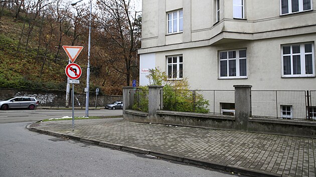 Brno zakázalo vjezd do slepé Trýbovy ulice v centru města. Povolení k vjezdu je možné si vyřídit za poplatek 200 korun, což ombudsman označil na nezákonnou praxi.