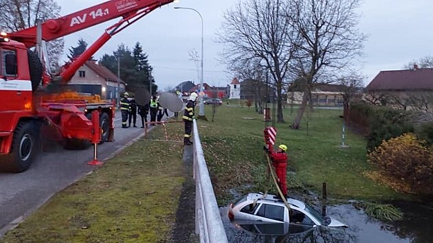 V Libišanech na Pardubicku skončila Škoda Fabia ve požární nádrži. (9. prosince 2024)