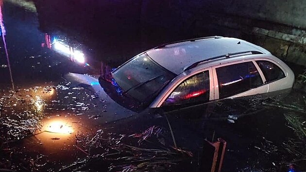 V Libišanech na Pardubicku skončila Škoda Fabia ve požární nádrži. (9. prosince 2024)