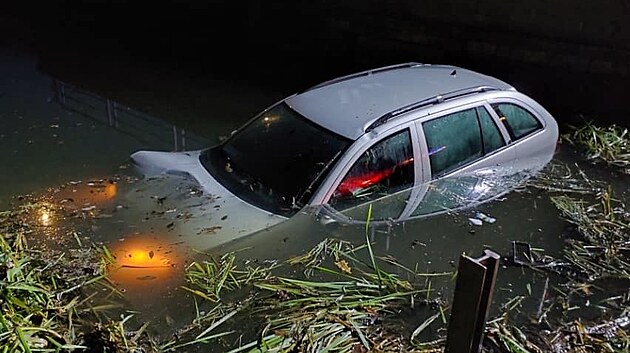 V Libišanech na Pardubicku skončila Škoda Fabia ve požární nádrži. (9. prosince 2024)