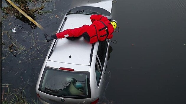 V Libišanech na Pardubicku skončila Škoda Fabia ve požární nádrži. (9. prosince 2024)